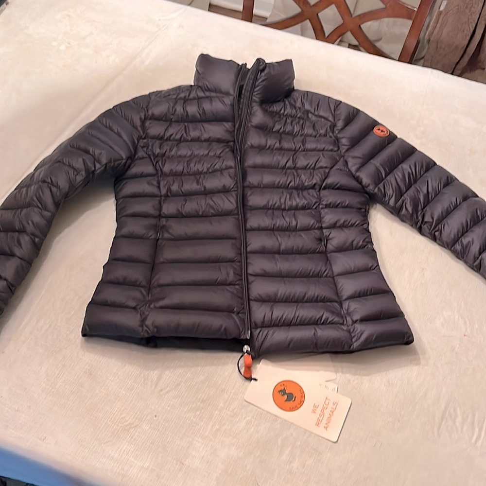 Never worn! Front pockets zip closed. Inside pockets for xtra gloves :)